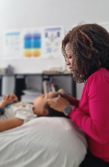 photo portrait KinéSenses Donia - Kinésiologie et Soins Bien-être