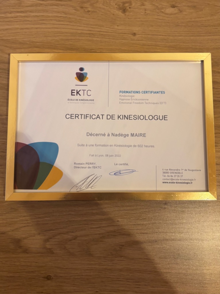 photo diplome Nadège Maire - NaMa Sté Kinésiologie