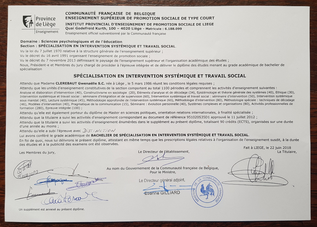 photo diplome Gwenaëlle CLEREBAUT | Astro-tarot-masso-thérapeute