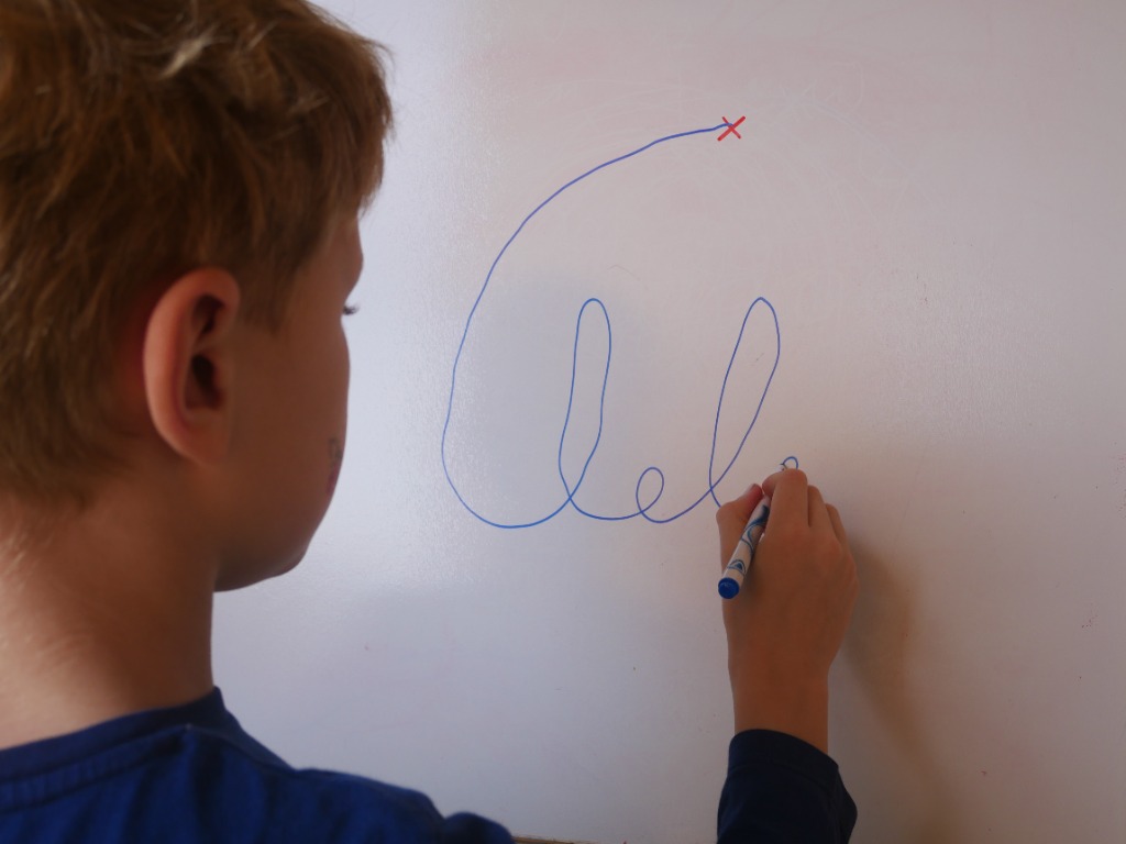 photo seance Coline Main Graphothérapeute 