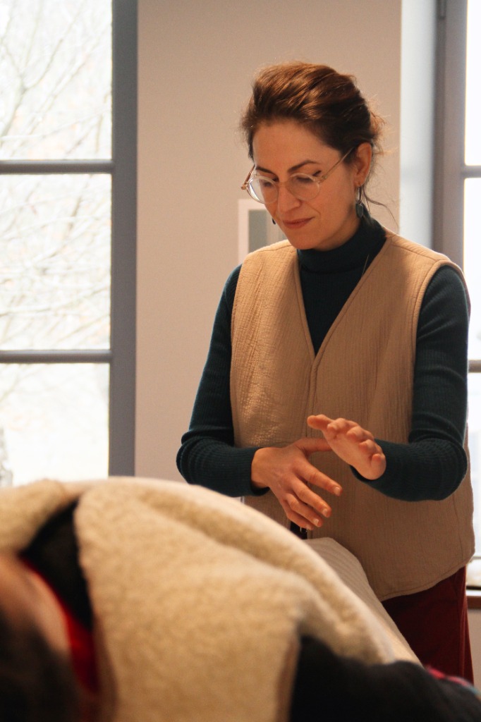 photo seance Marianne Daneshmand - Energéticienne