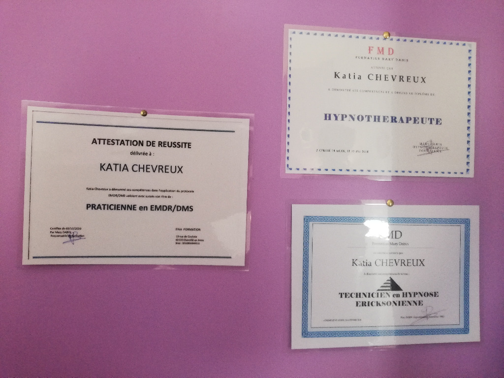 photo diplome Katia Chevreux Hypnothérapeute et praticienne EMDR