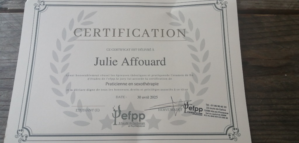 photo diplome Julie Affouard Sexothérapeute