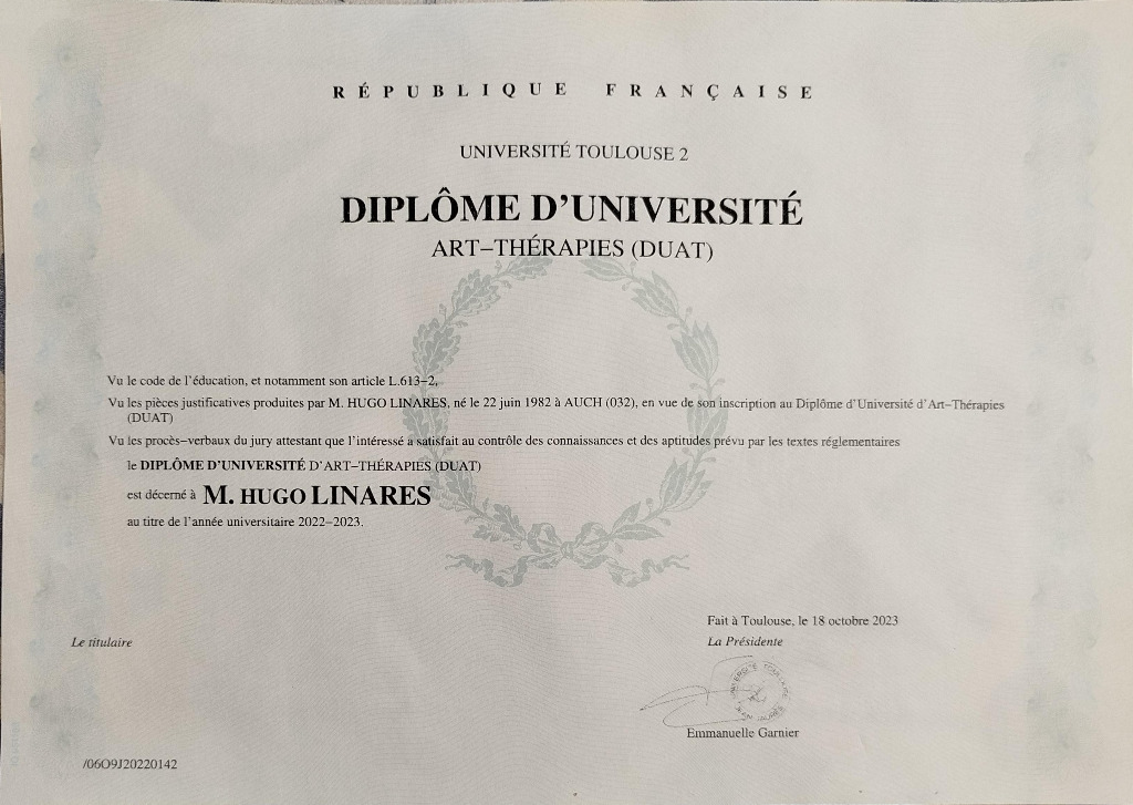 photo diplome Hugo Linares Art-Thérapie