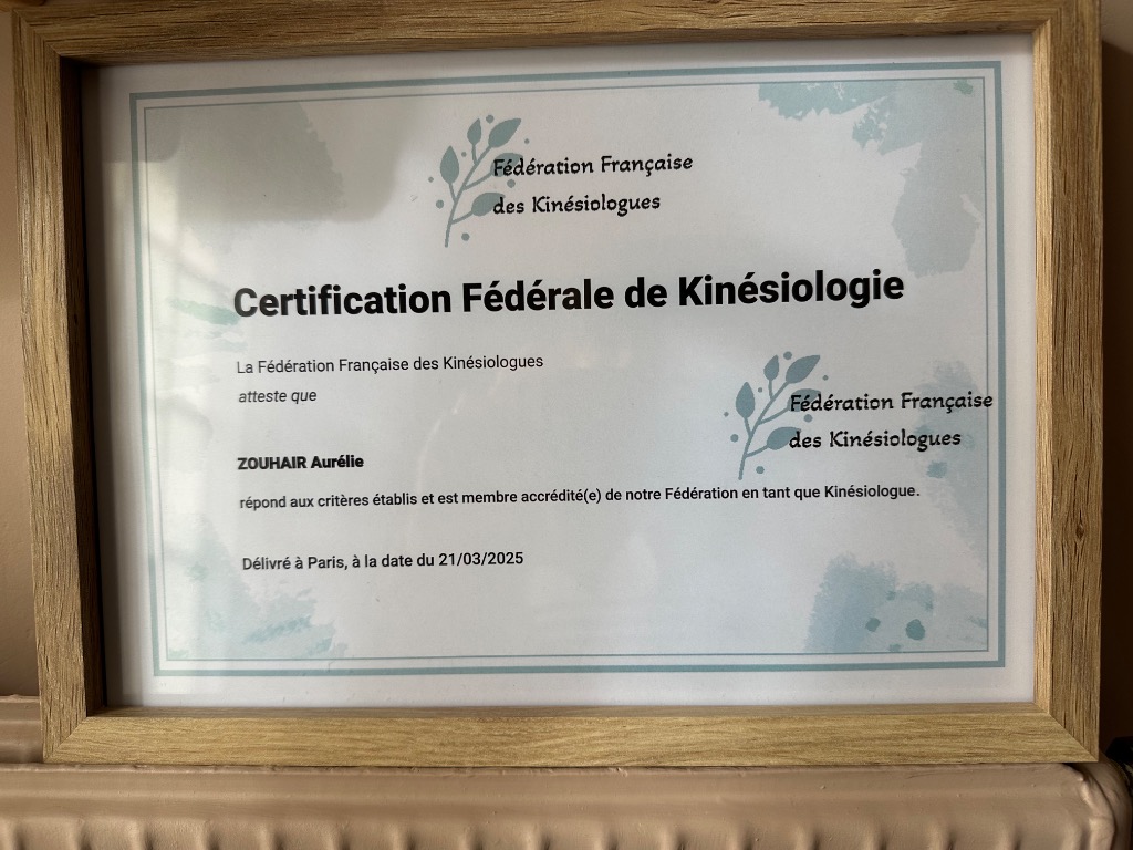 photo diplome Zouhair Aurélie Kinesiologue 