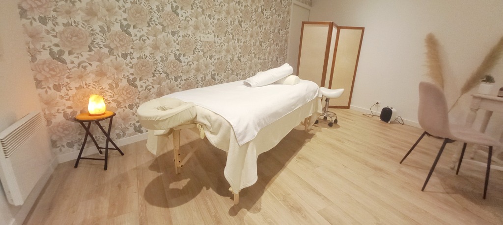 photo cabinet Elsa Webb Massage