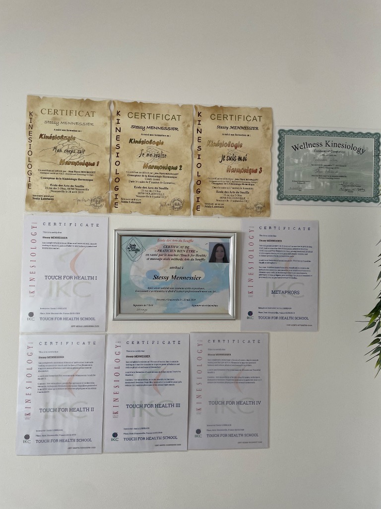photo diplome Stessy Mennessier - Praticienne en Kinesiologie