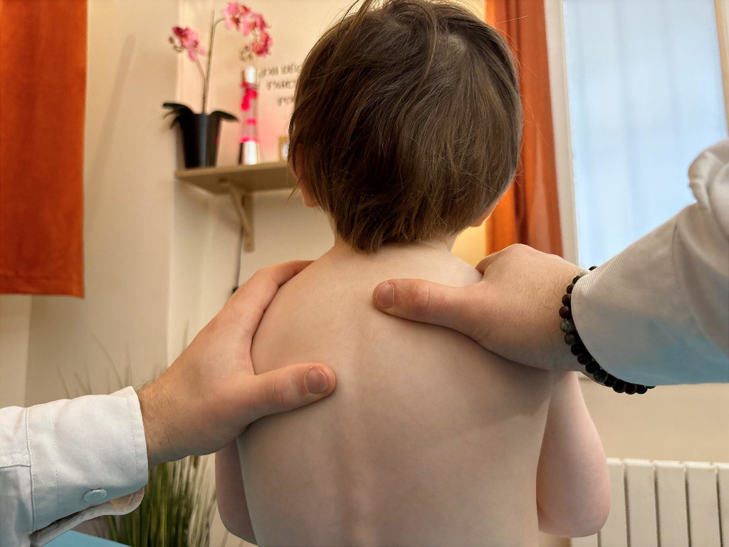 photo seance Bertrand Delattre ostéopathe tissulaire Paris 20