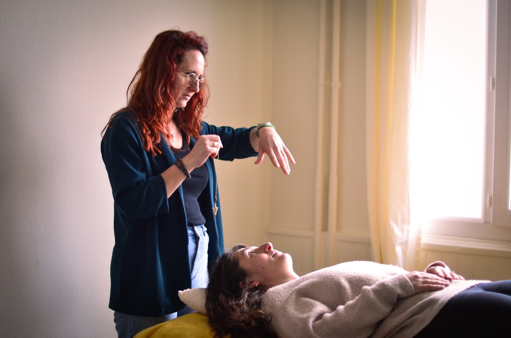 photo seance Thérapeute des Origines Marie-Charlotte Margirier