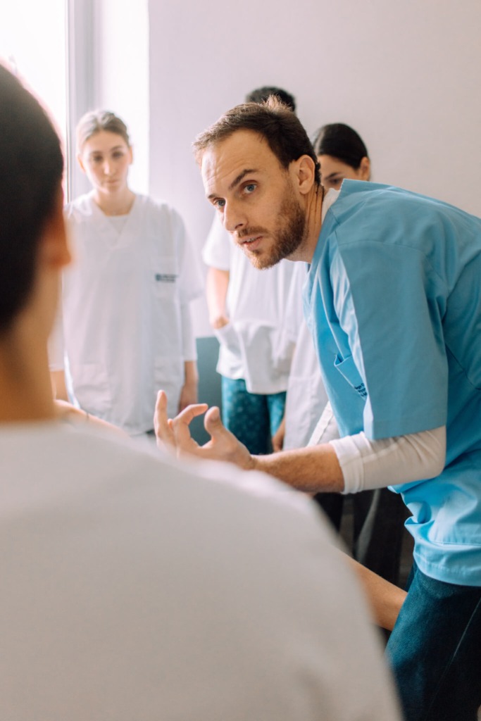 photo seance Guillaume Bou Haniche Ostéopathe