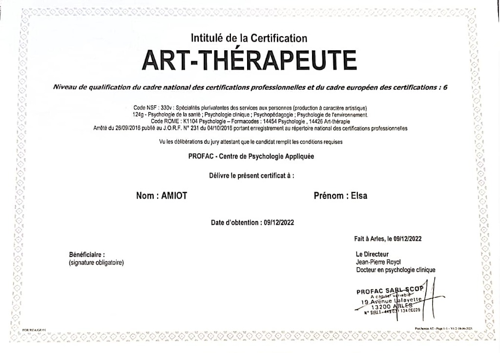 photo diplome Elsa AMIOT Art-Thérapeute