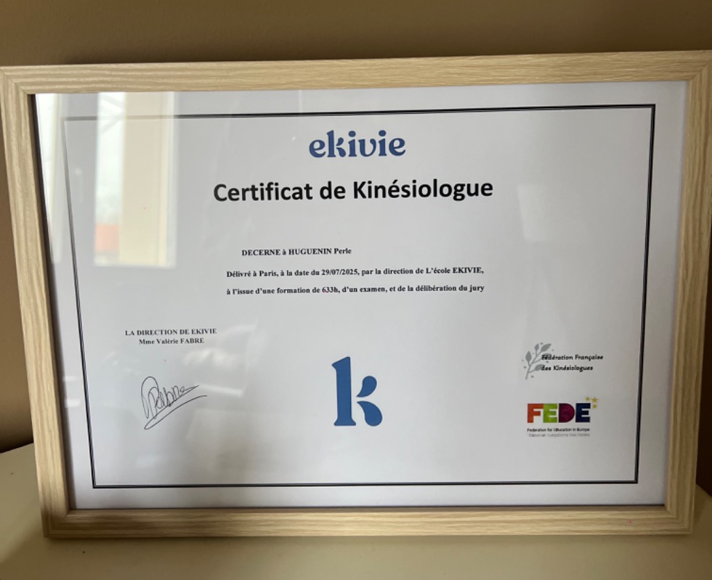 photo diplome Perle Huguenin kinésiologue