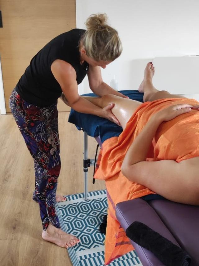 photo activite Laure Le Bonheur en Massage