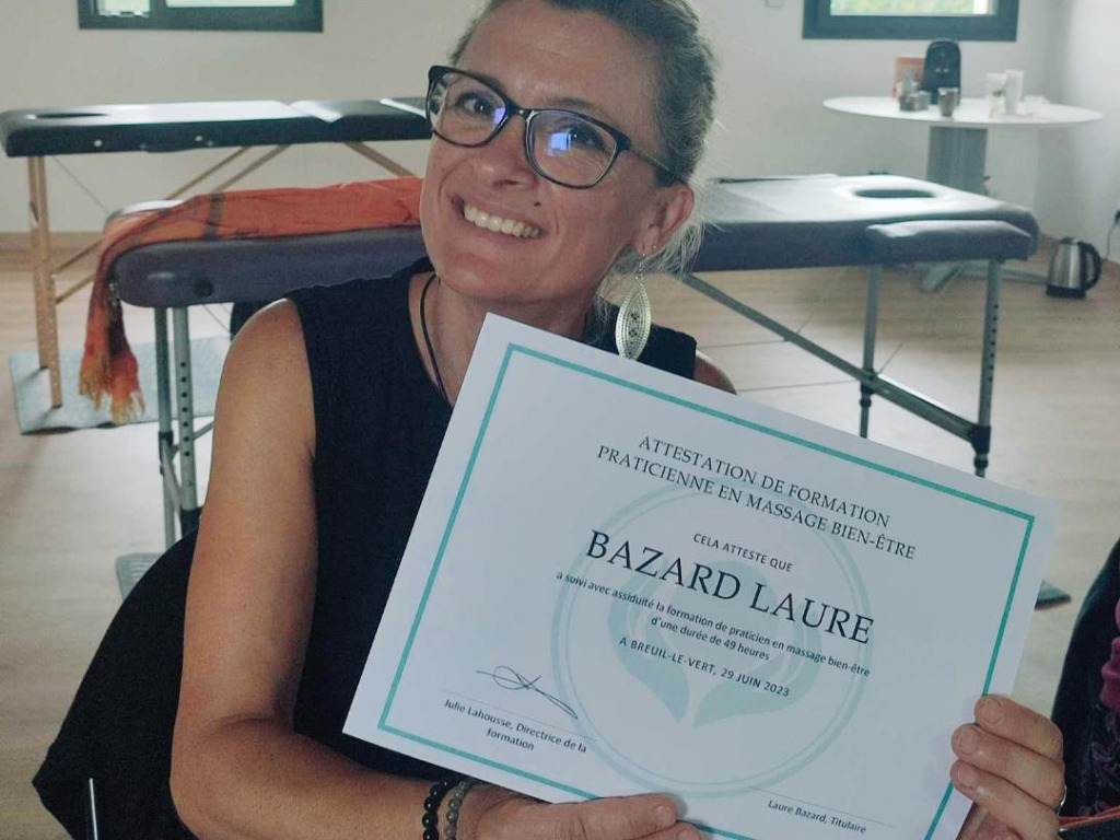 photo diplome Laure Le Bonheur en Massage