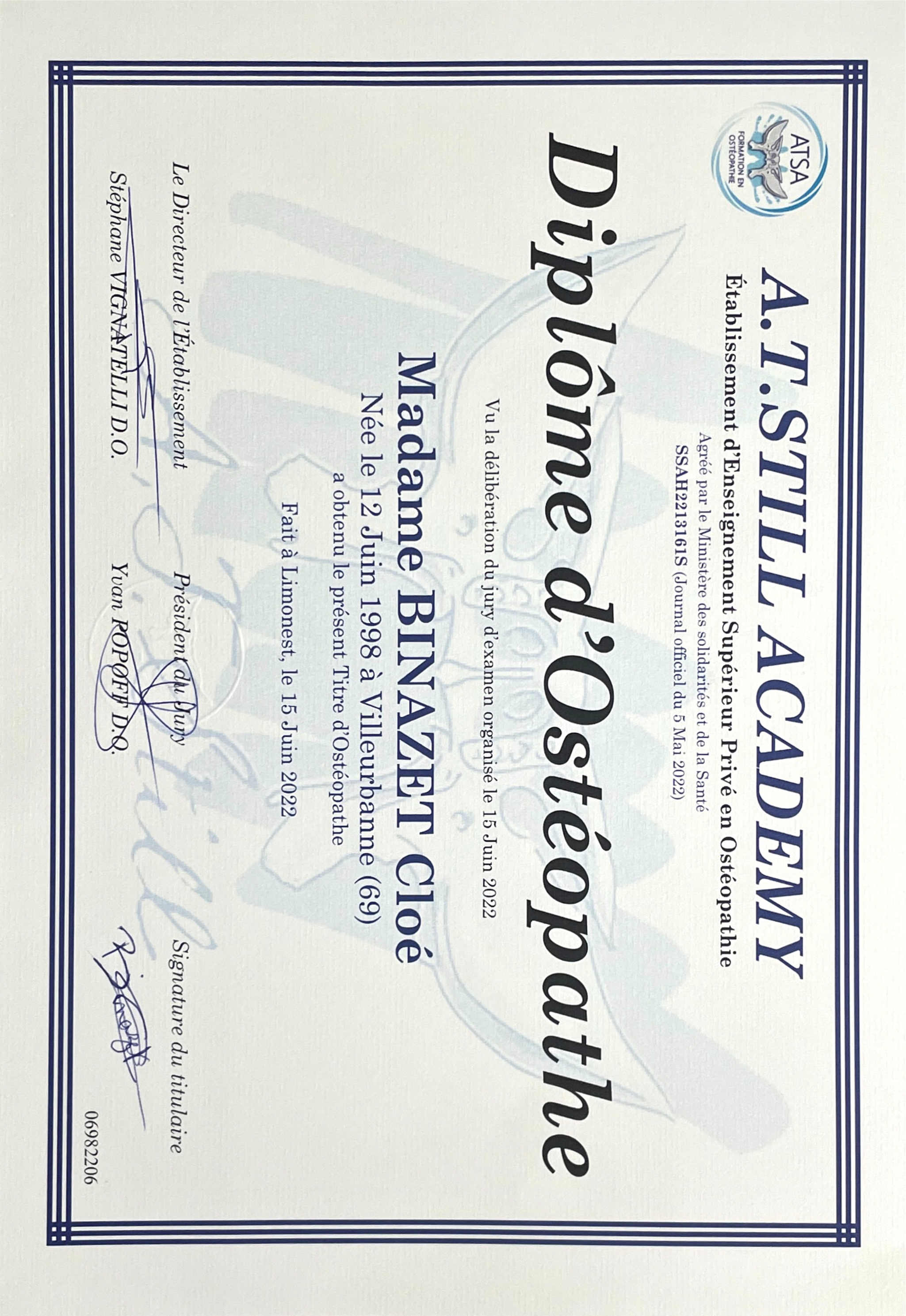 photo diplome Cloé Binazet - Ostéopathe Ajaccio