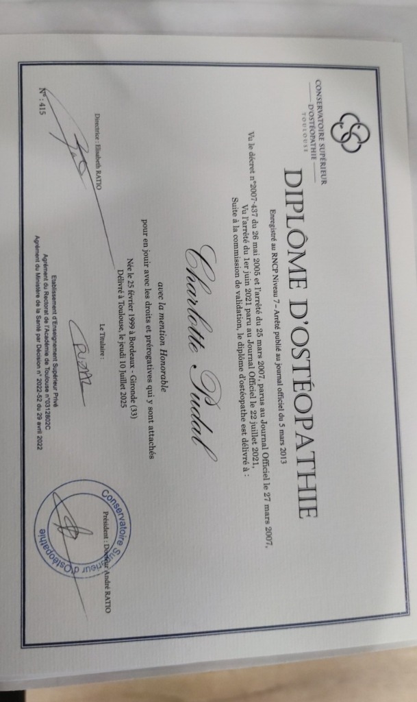 photo diplome Pudal Charlotte Ostéopathe DO