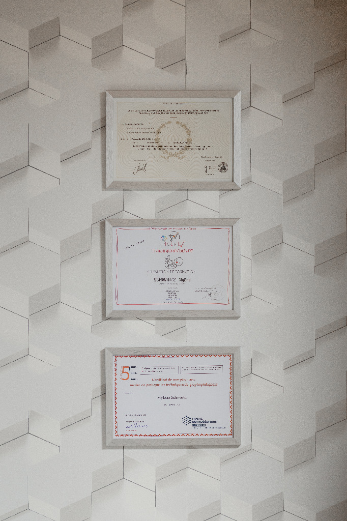 photo diplome Mylène Schwartz Graphopédagogue