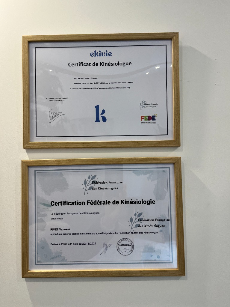 photo diplome Vanessa Rivet Kinésiologue