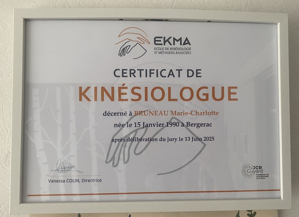 photo diplome Marie-Charlotte BRUNEAU - Ame Cœur Kinésiologie