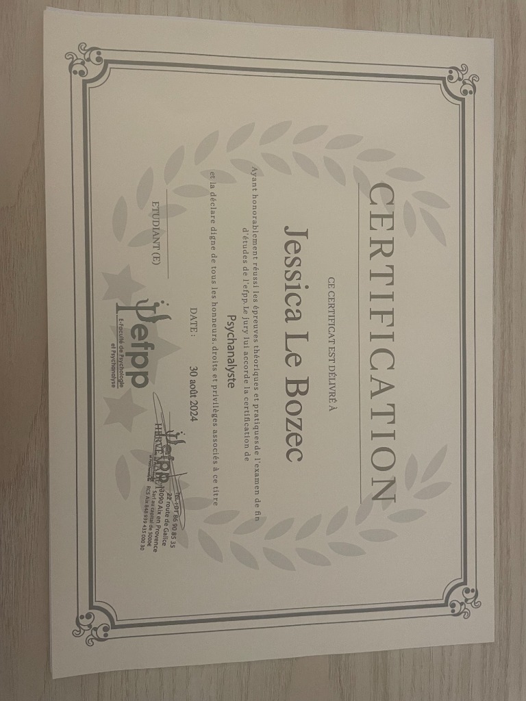 photo diplome Jessica Le Bozec-Thérapeute&Psychanalyste