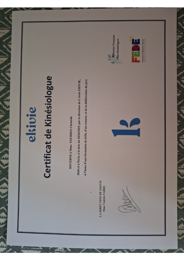 photo diplome Christelle TOURRES Kinésiologue