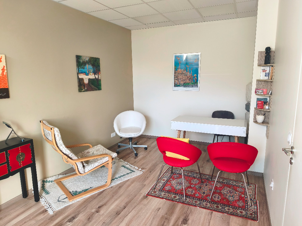 photo cabinet Jacques-Olivier POUTOU