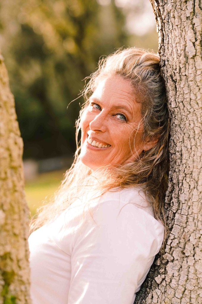 photo portrait CLAIRE DE SALVERTE