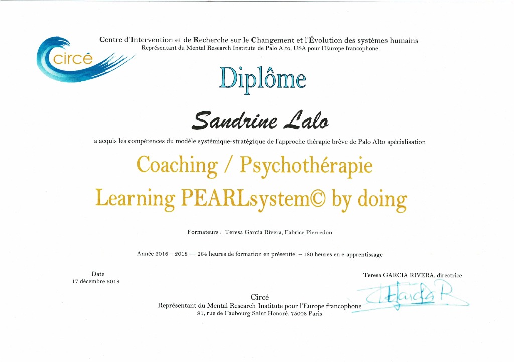 photo diplome Sandrine Lalo La Thérapie Brève