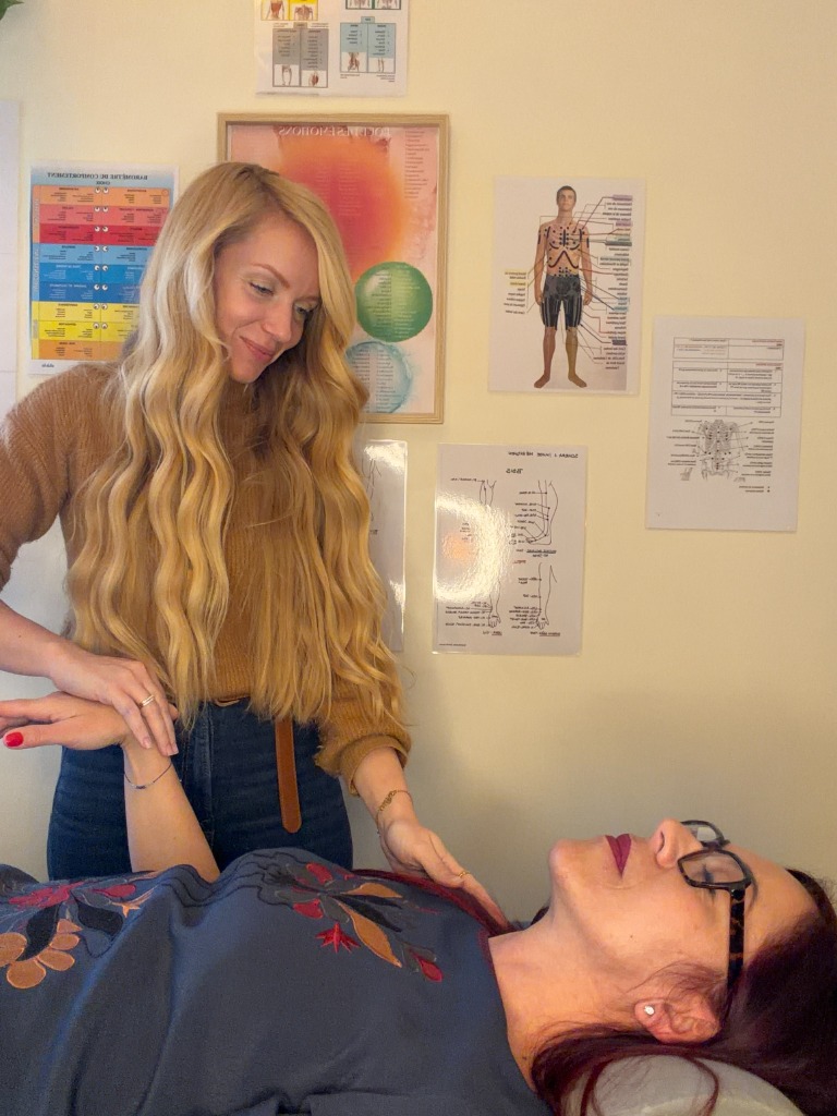 photo seance Amandine Kinésiologue 