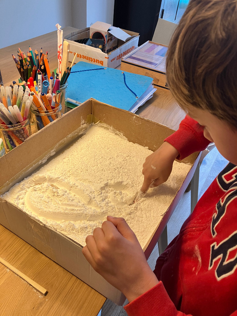 photo seance Elise Lesgourgues graphothérapeute