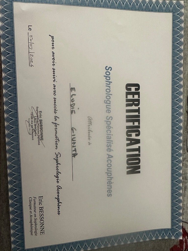 photo diplome Elodie Giunta Sophrologue spécialisée acouphènes