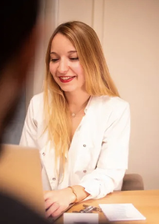 photo portrait Sophie chiropracteur paris