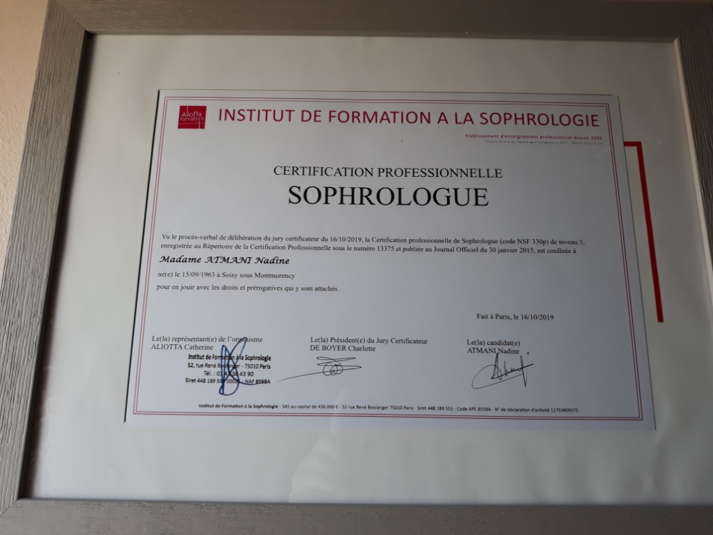 photo diplome Nadine ATMANI