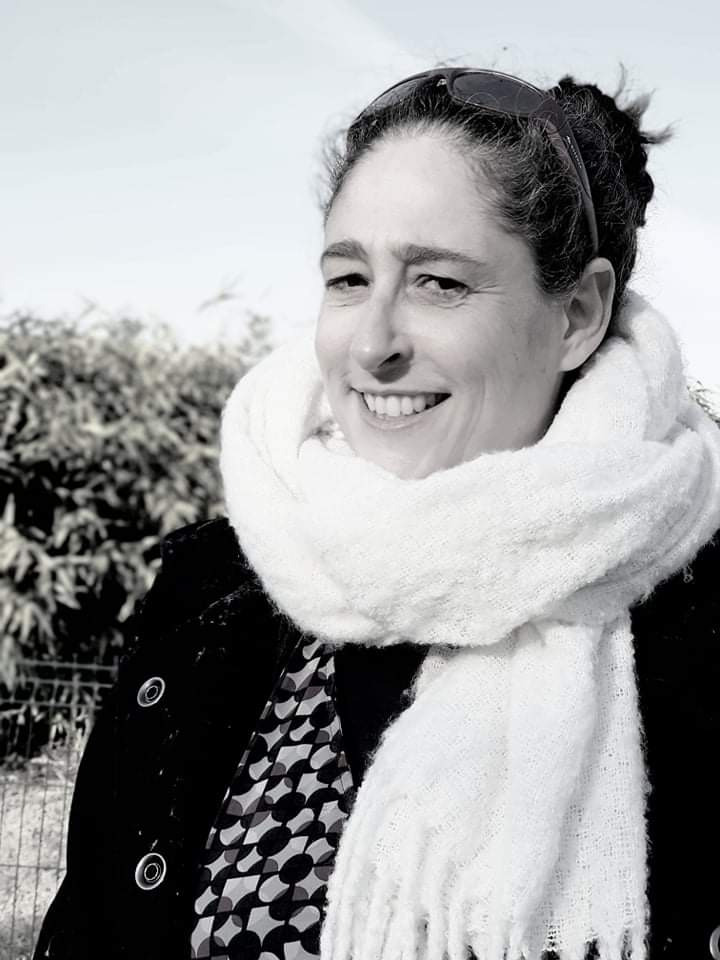 photo portrait Murielle Guérin -  Médiation psycho-corporelle par le zen shiatsu, le coaching, l'art thérapie et les récits de vie