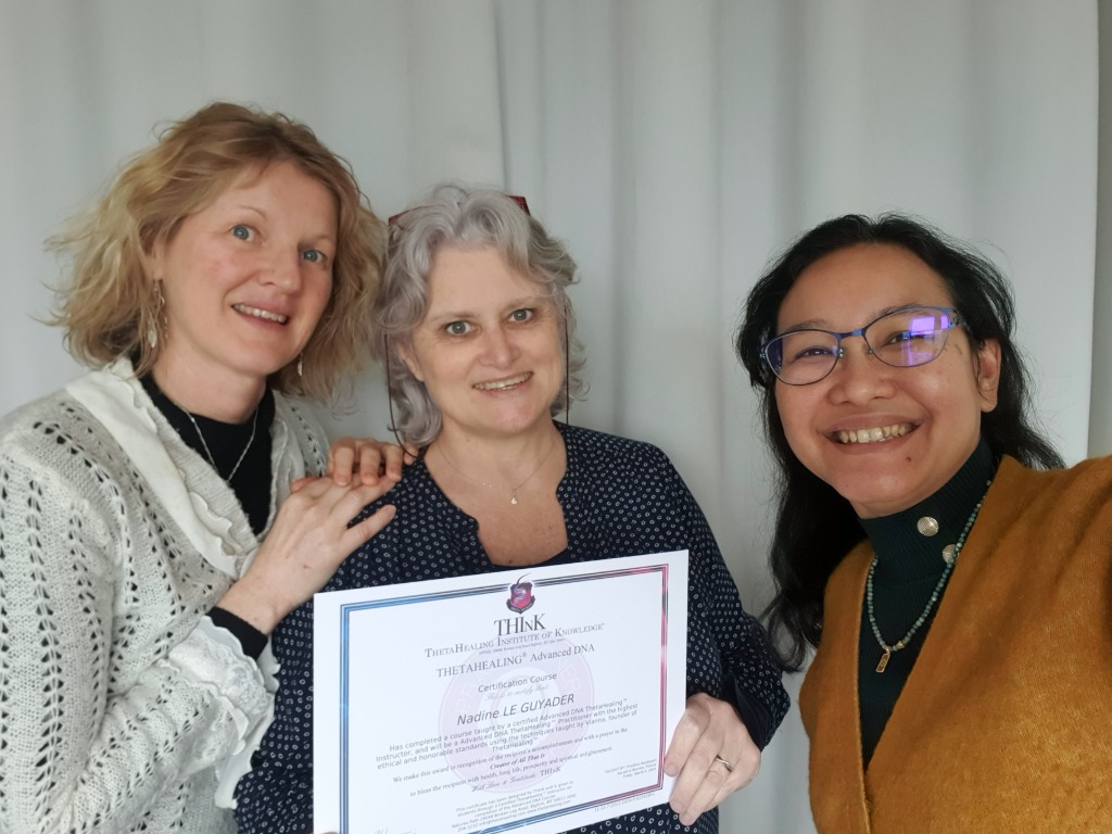 photo diplome Bien être ThetaHealing et Reiki avec Praditha
