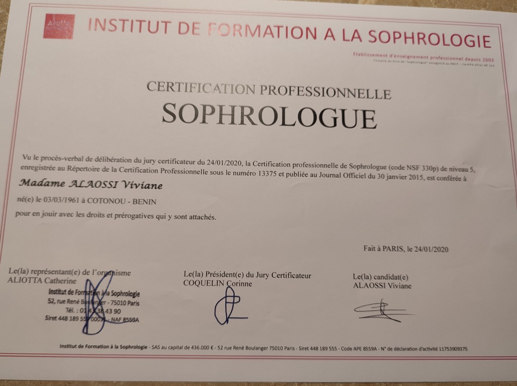 photo diplome Viviane ALAOSSI