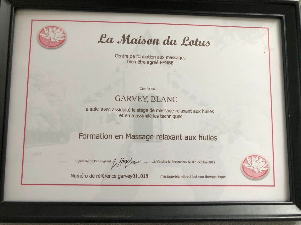 photo diplome Garvey Kalinago Massages