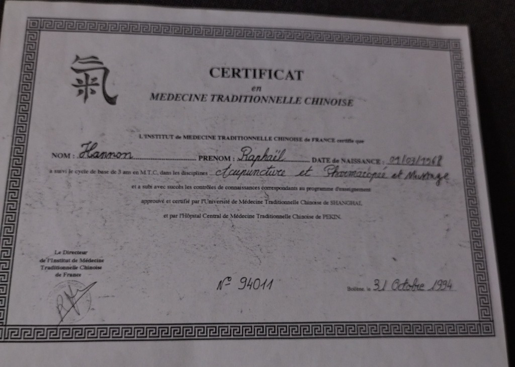 photo diplome Raphaël HANNON Thérapeute