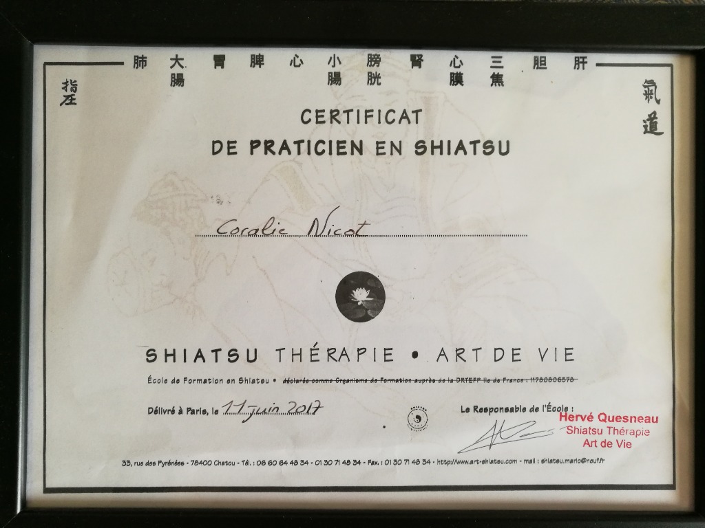 photo diplome Coralie Nicot Shiatsu