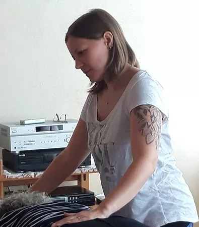 photo seance Emilie Hugues Thérapeute Énergéticienne