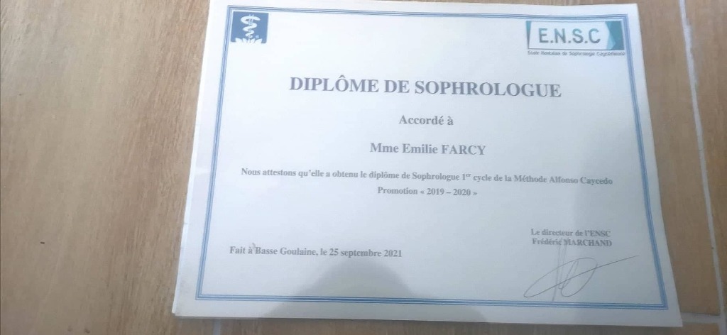 photo diplome Sophrologie et Naturopathie Emilie Farcy