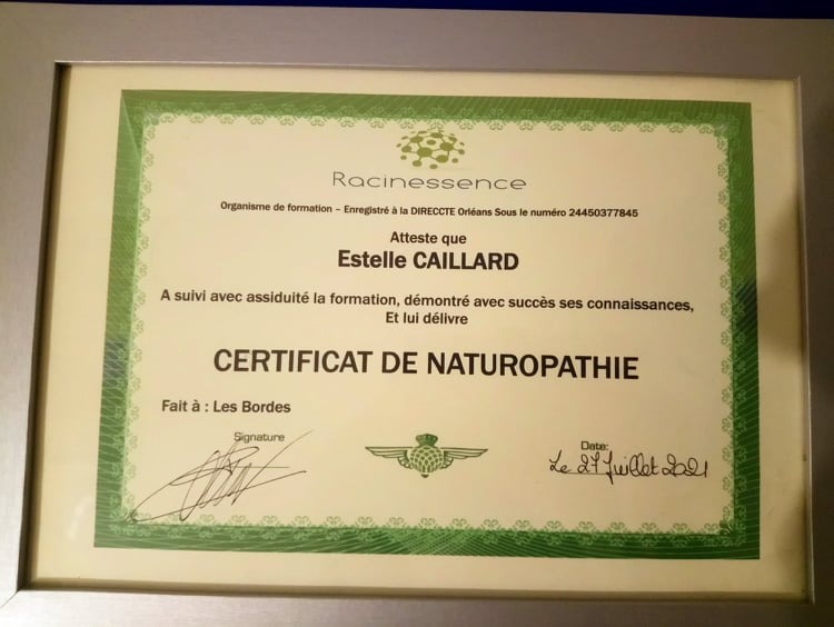 photo diplome Estelle Caillard - Natur’holistic -