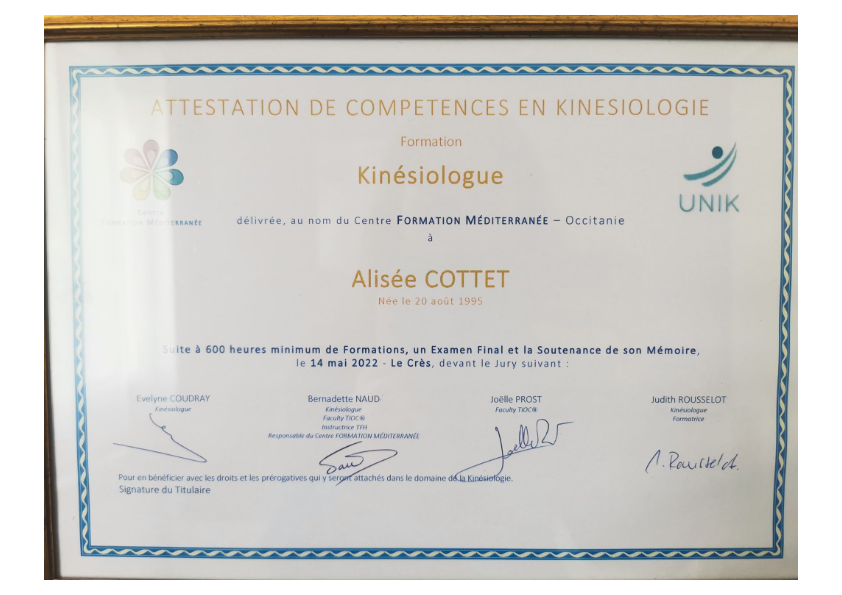 photo diplome Alisée Cottet Doula Kinésiologue