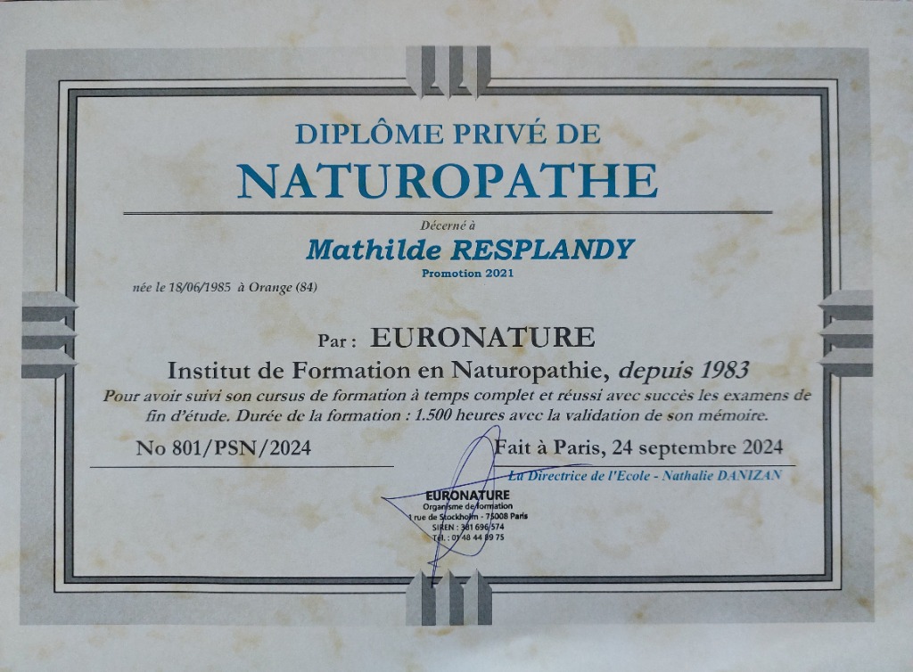 photo diplome Mathilde Resplandy Naturopathe