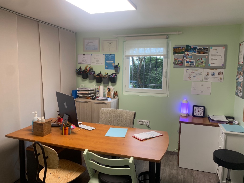 photo cabinet Caroline Wyss  « les crayons en action »