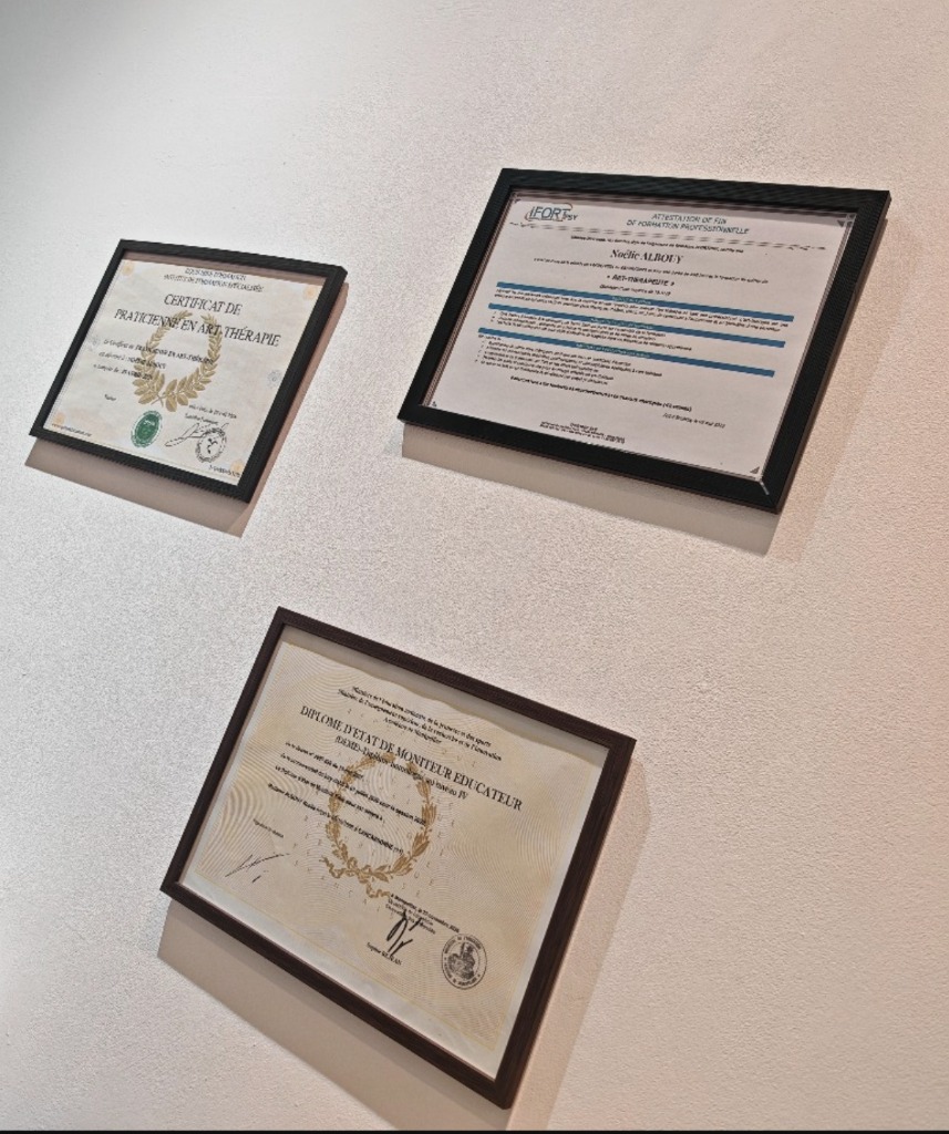 photo diplome Noélie Albouy- Art thérapeute