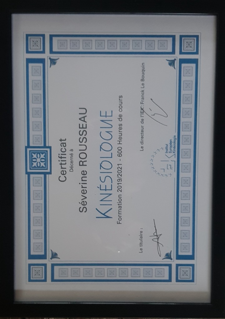 photo diplome Séverine Rousseau Kinésiologue