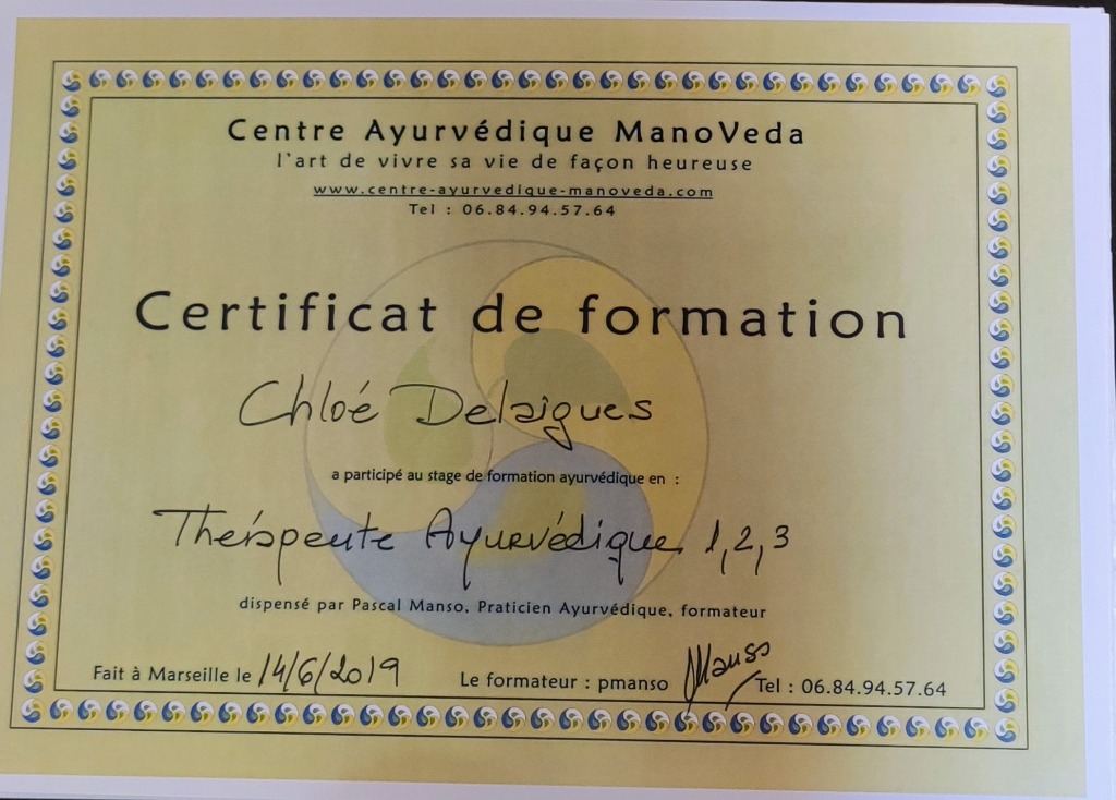 photo diplome Chloe De l'Or entre les Mains