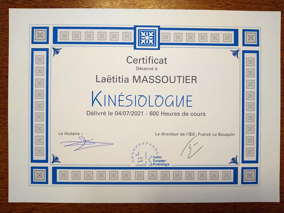 photo diplome Laëtitia Massoutier Kinésiologue