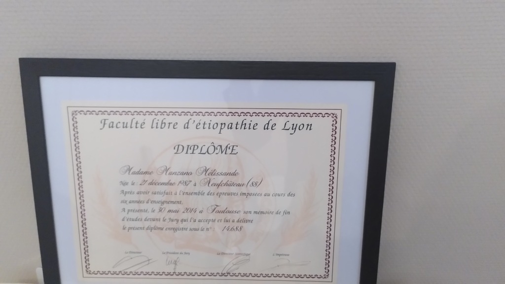 photo diplome Manzano Mélissande - Etiopathe